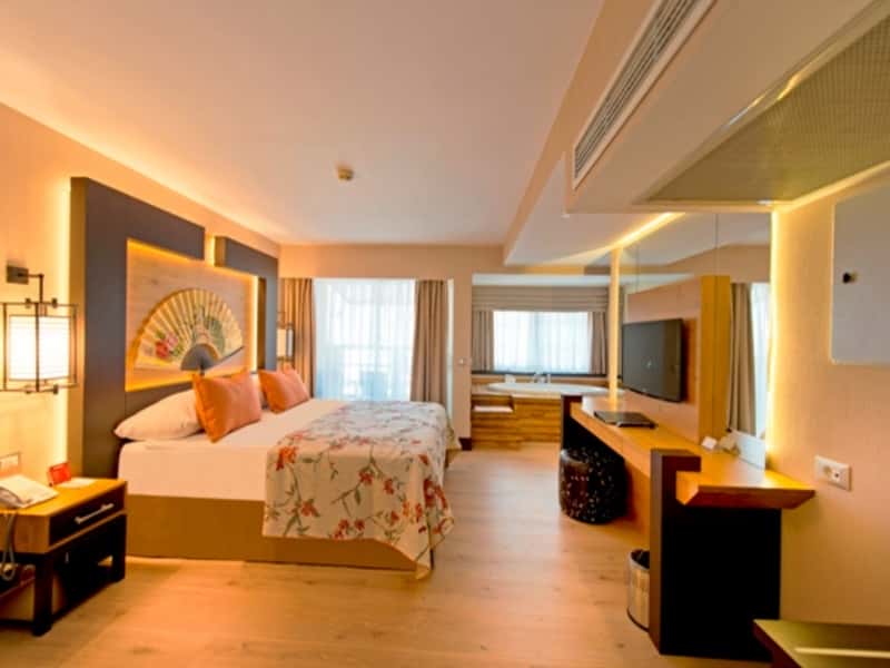 Limak Lara Deluxe Hotel & Resort 